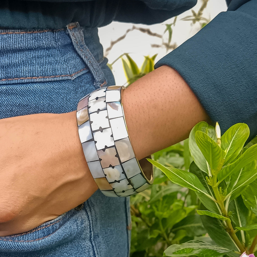 Aara Mother of Pearl Bangle – Elegant White Geometric Design for Daily Wear | Lightweight Kada for Girls & Women